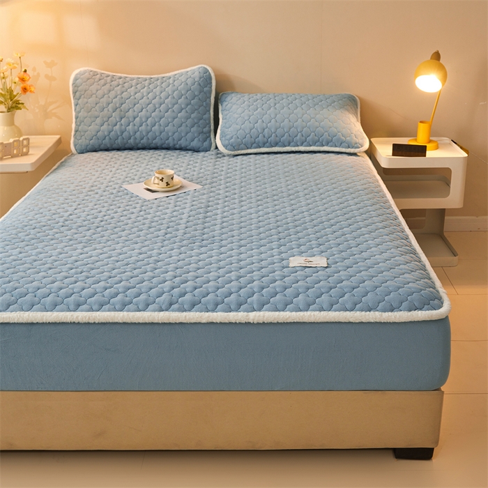 91家纺网 家纺一手货源 找家纺 （总）喜居 2025新款素色贴布刺绣牛奶绒夹棉床笠