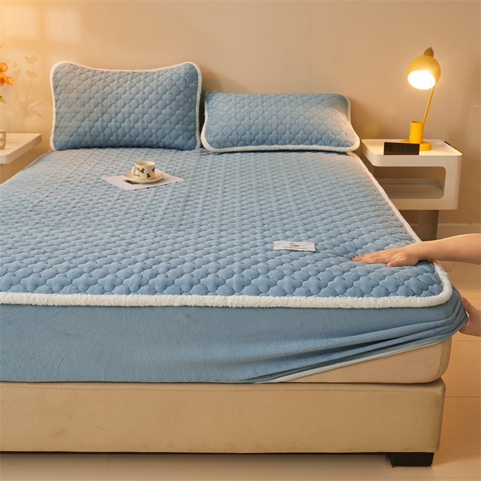 91家纺网 家纺一手货源 找家纺 （总）喜居 2025新款素色贴布刺绣牛奶绒夹棉床笠