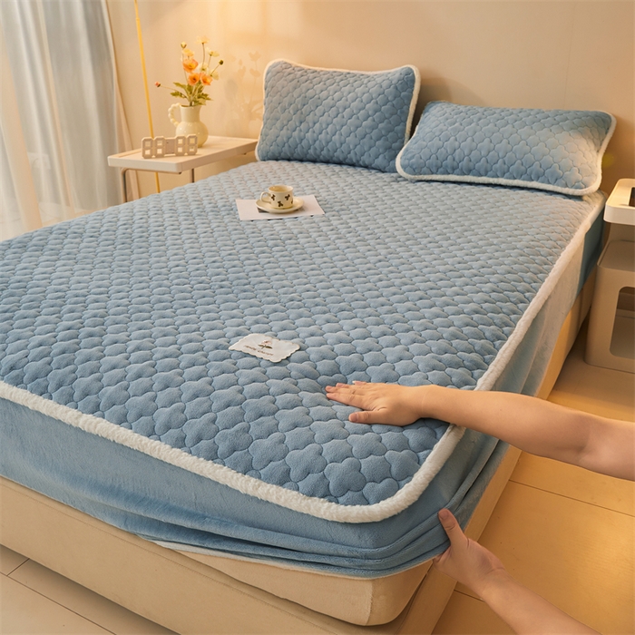 91家纺网 家纺一手货源 找家纺 （总）喜居 2025新款素色贴布刺绣牛奶绒夹棉床笠