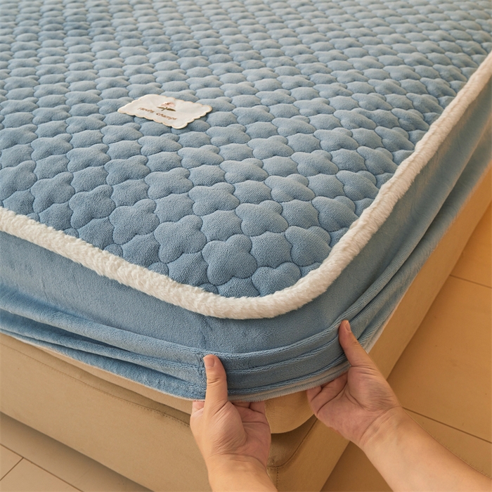 91家纺网 家纺一手货源 找家纺 （总）喜居 2025新款素色贴布刺绣牛奶绒夹棉床笠