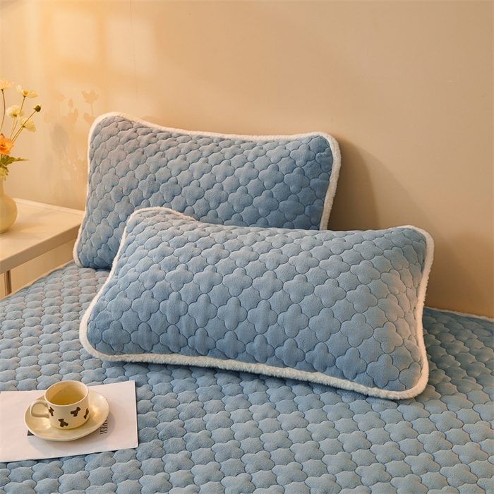 91家纺网 家纺一手货源 找家纺 （总）喜居 2025新款素色贴布刺绣牛奶绒夹棉床笠