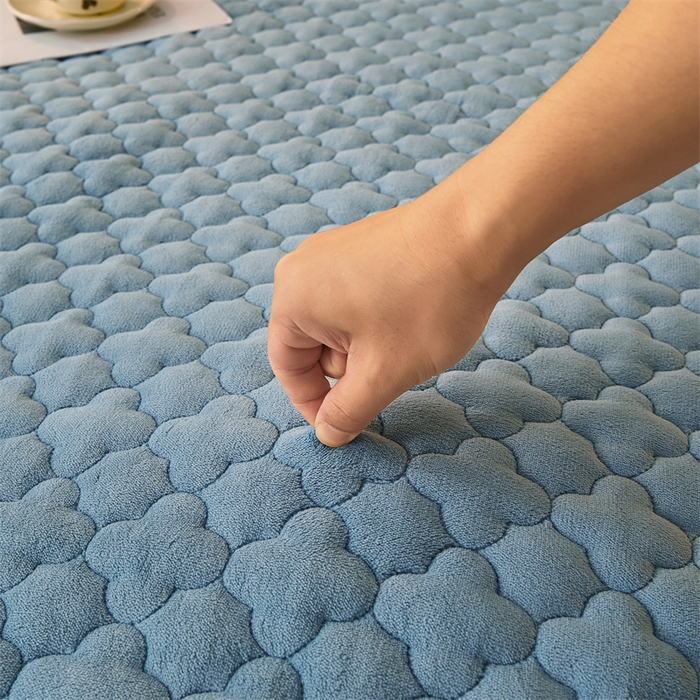 91家纺网 家纺一手货源 找家纺 （总）喜居 2025新款素色贴布刺绣牛奶绒夹棉床笠