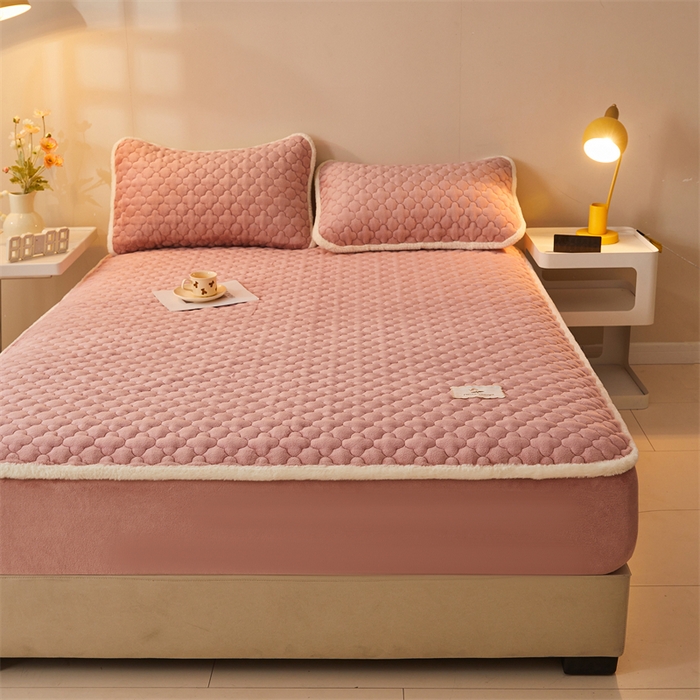 91家纺网 家纺一手货源 找家纺 喜居 2025新款素色贴布刺绣牛奶绒夹棉床笠 豆沙粉