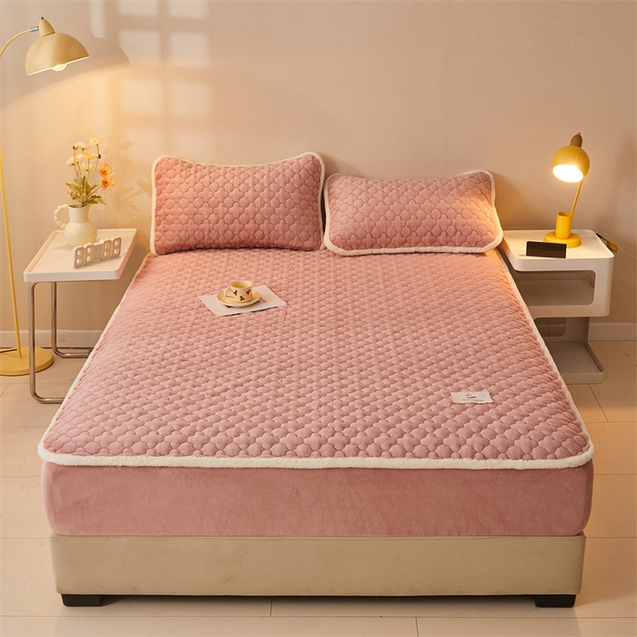 91家纺网 家纺一手货源 找家纺 喜居 2025新款素色贴布刺绣牛奶绒夹棉床笠 豆沙粉