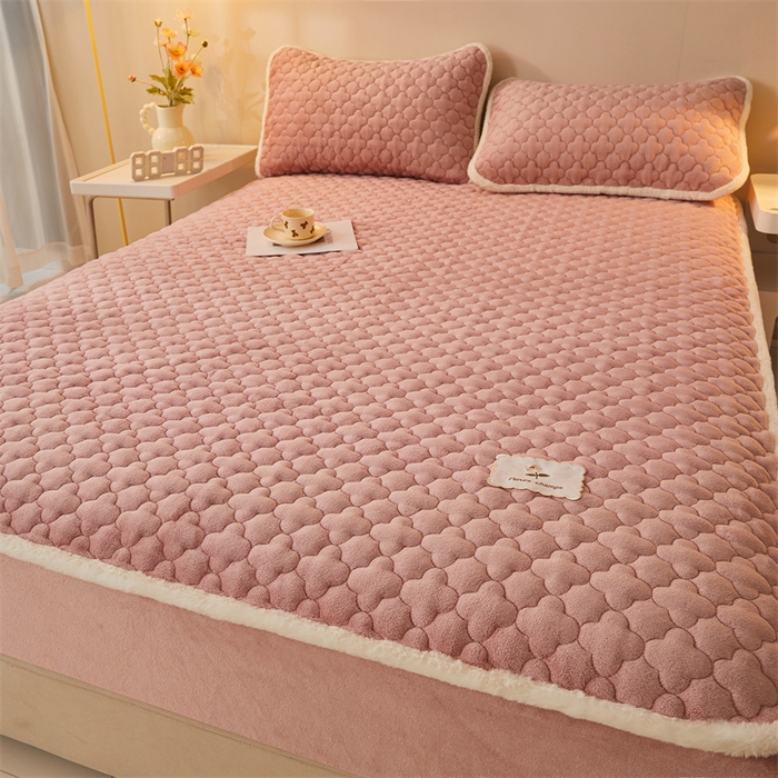 91家纺网 家纺一手货源 找家纺 喜居 2025新款素色贴布刺绣牛奶绒夹棉床笠 豆沙粉