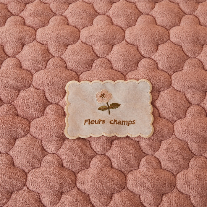 91家纺网 家纺一手货源 找家纺 喜居 2025新款素色贴布刺绣牛奶绒夹棉床笠 豆沙粉