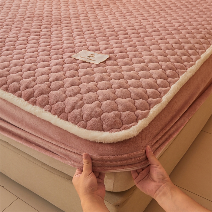 91家纺网 家纺一手货源 找家纺 喜居 2025新款素色贴布刺绣牛奶绒夹棉床笠 豆沙粉