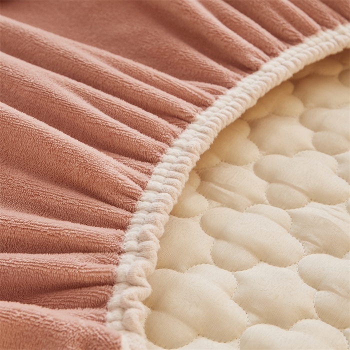 91家纺网 家纺一手货源 找家纺 喜居 2025新款素色贴布刺绣牛奶绒夹棉床笠 豆沙粉