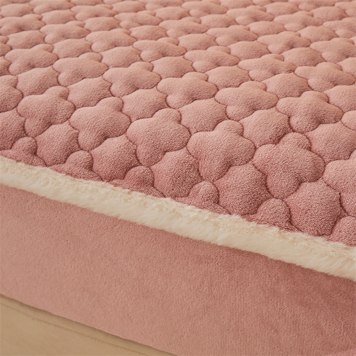 91家纺网 家纺一手货源 找家纺 喜居 2025新款素色贴布刺绣牛奶绒夹棉床笠 豆沙粉