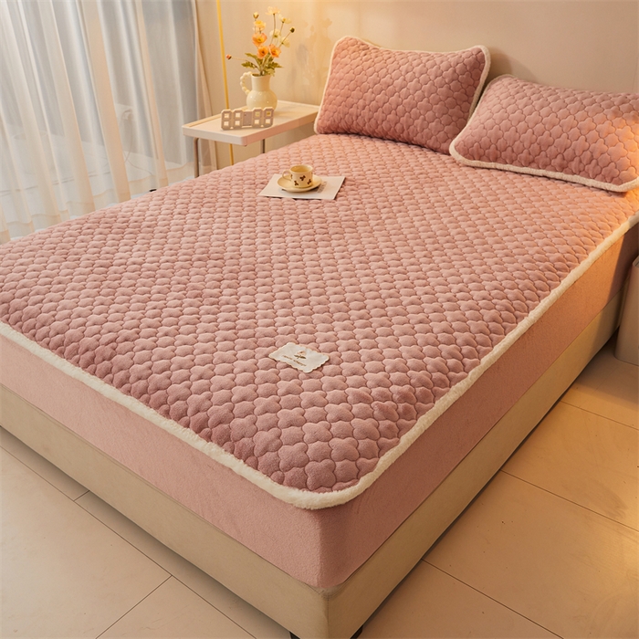 91家纺网 家纺一手货源 找家纺 喜居 2025新款素色贴布刺绣牛奶绒夹棉床笠 豆沙粉