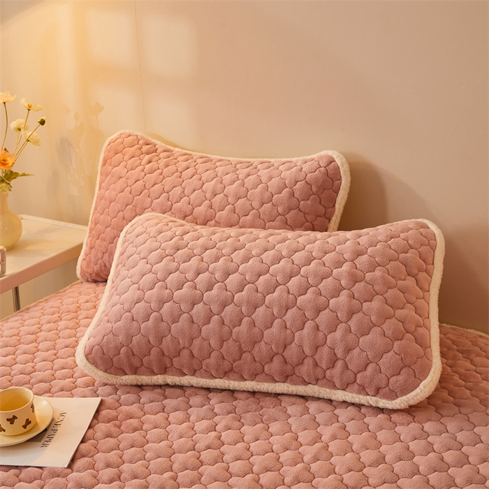 91家纺网 家纺一手货源 找家纺 喜居 2025新款素色贴布刺绣牛奶绒夹棉床笠 豆沙粉