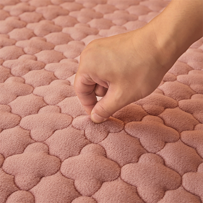 91家纺网 家纺一手货源 找家纺 喜居 2025新款素色贴布刺绣牛奶绒夹棉床笠 豆沙粉