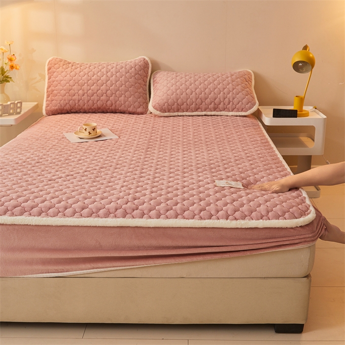 91家纺网 家纺一手货源 找家纺 喜居 2025新款素色贴布刺绣牛奶绒夹棉床笠 豆沙粉