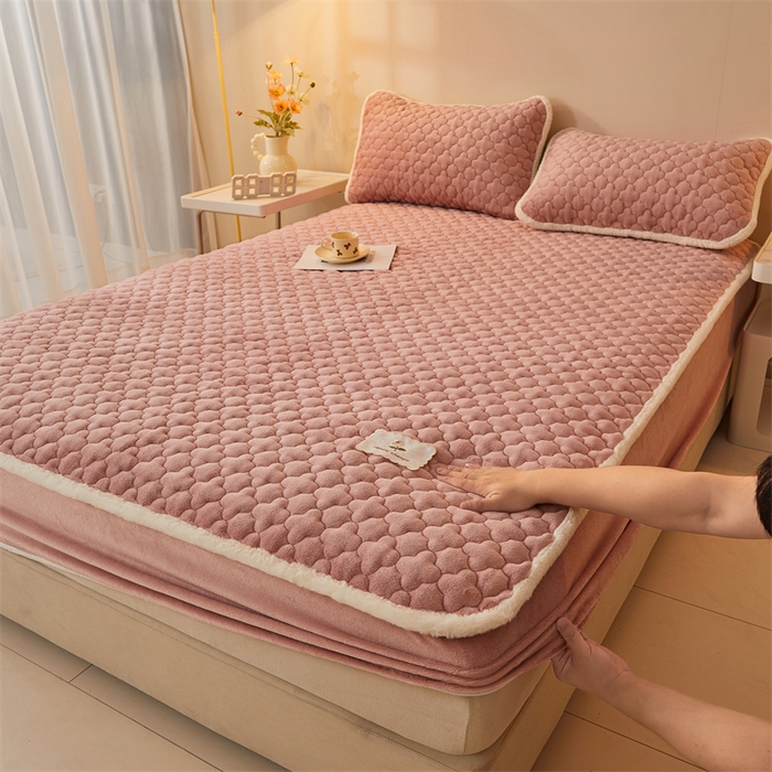 91家纺网 家纺一手货源 找家纺 喜居 2025新款素色贴布刺绣牛奶绒夹棉床笠 豆沙粉