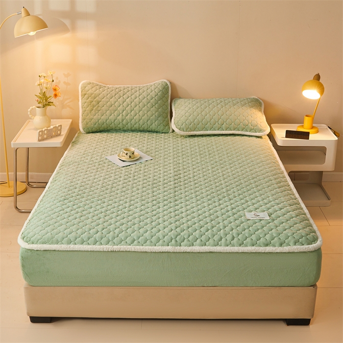 91家纺网 家纺一手货源 找家纺 喜居 2025新款素色贴布刺绣牛奶绒夹棉床笠 果绿色