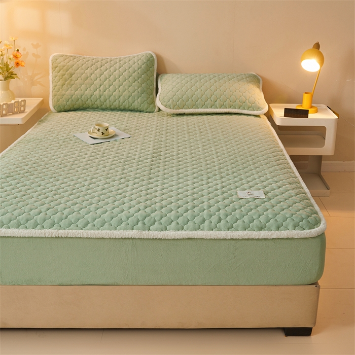 91家纺网 家纺一手货源 找家纺 喜居 2025新款素色贴布刺绣牛奶绒夹棉床笠 果绿色