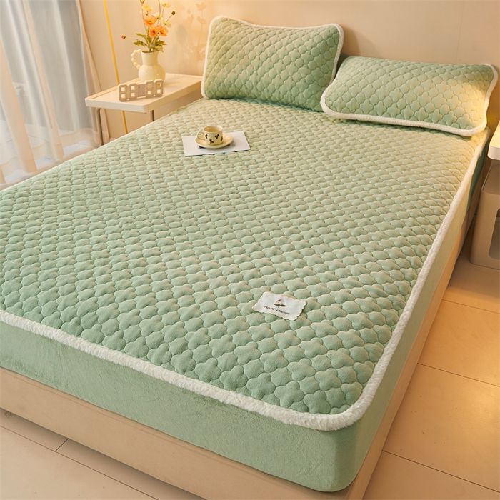 91家纺网 家纺一手货源 找家纺 喜居 2025新款素色贴布刺绣牛奶绒夹棉床笠 果绿色