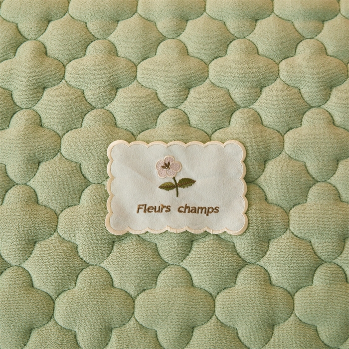 91家纺网 家纺一手货源 找家纺 喜居 2025新款素色贴布刺绣牛奶绒夹棉床笠 果绿色