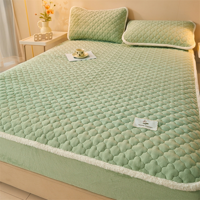 91家纺网 家纺一手货源 找家纺 喜居 2025新款素色贴布刺绣牛奶绒夹棉床笠 果绿色