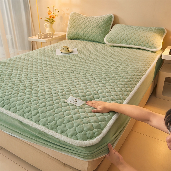 91家纺网 家纺一手货源 找家纺 喜居 2025新款素色贴布刺绣牛奶绒夹棉床笠 果绿色