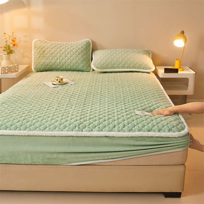 91家纺网 家纺一手货源 找家纺 喜居 2025新款素色贴布刺绣牛奶绒夹棉床笠 果绿色