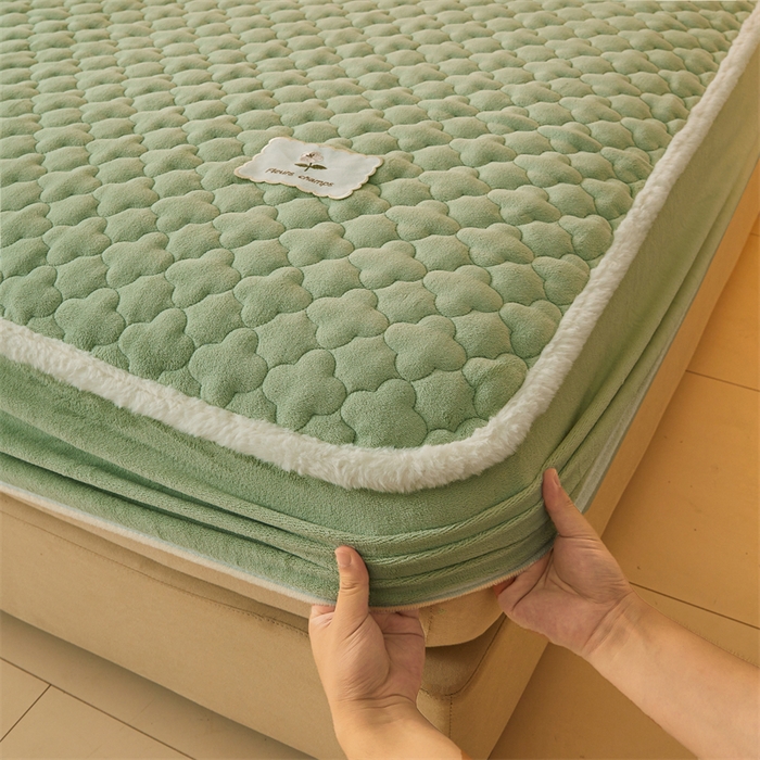 91家纺网 家纺一手货源 找家纺 喜居 2025新款素色贴布刺绣牛奶绒夹棉床笠 果绿色