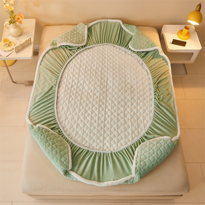 91家纺网 家纺一手货源 找家纺 喜居 2025新款素色贴布刺绣牛奶绒夹棉床笠 果绿色