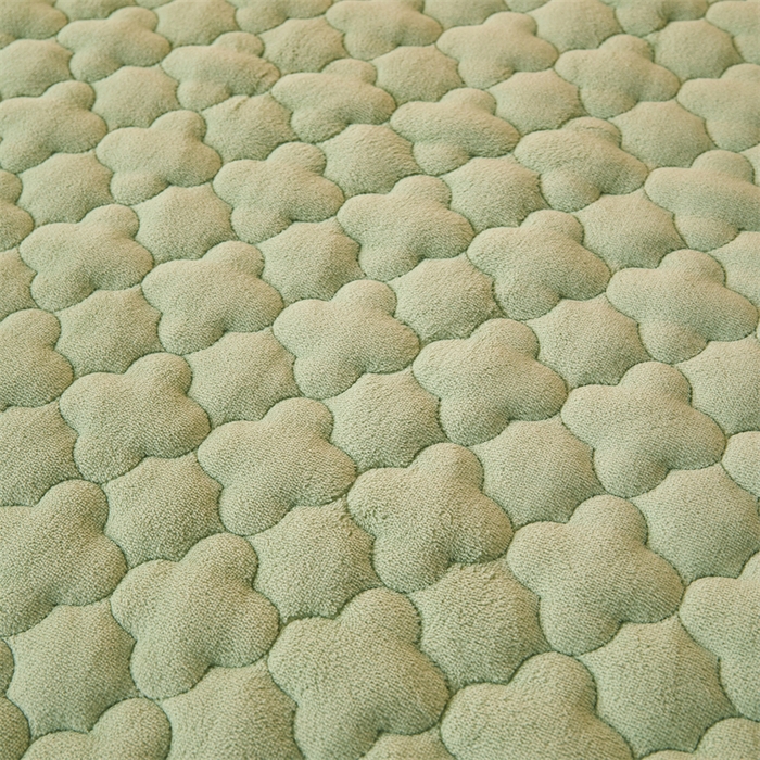 91家纺网 家纺一手货源 找家纺 喜居 2025新款素色贴布刺绣牛奶绒夹棉床笠 果绿色