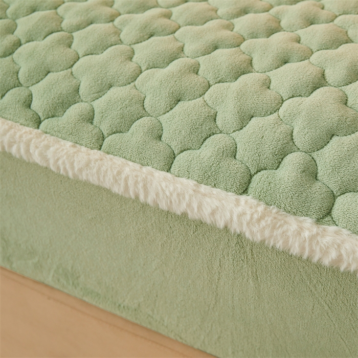 91家纺网 家纺一手货源 找家纺 喜居 2025新款素色贴布刺绣牛奶绒夹棉床笠 果绿色