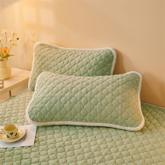 91家纺网 家纺一手货源 找家纺 喜居 2025新款素色贴布刺绣牛奶绒夹棉床笠 果绿色