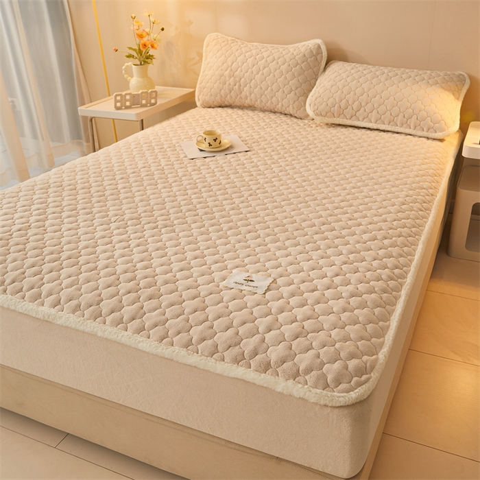 91家纺网 家纺一手货源 找家纺 喜居 2025新款素色贴布刺绣牛奶绒夹棉床笠 奶咖色