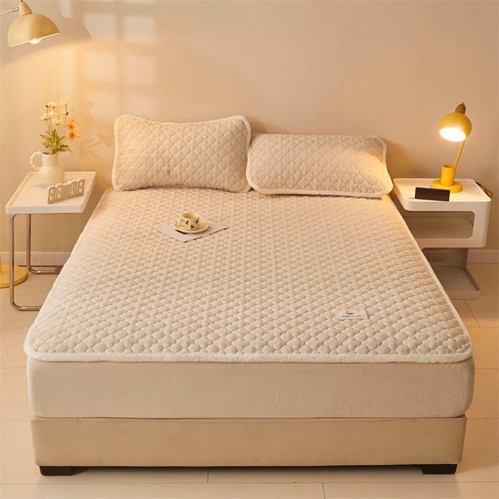 91家纺网 家纺一手货源 找家纺 喜居 2025新款素色贴布刺绣牛奶绒夹棉床笠 奶咖色