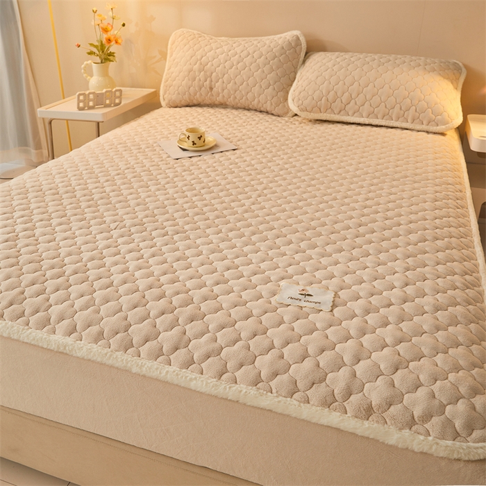 91家纺网 家纺一手货源 找家纺 喜居 2025新款素色贴布刺绣牛奶绒夹棉床笠 奶咖色