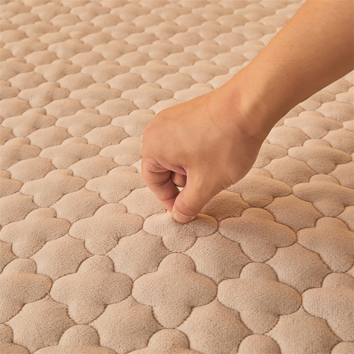 91家纺网 家纺一手货源 找家纺 喜居 2025新款素色贴布刺绣牛奶绒夹棉床笠 奶咖色