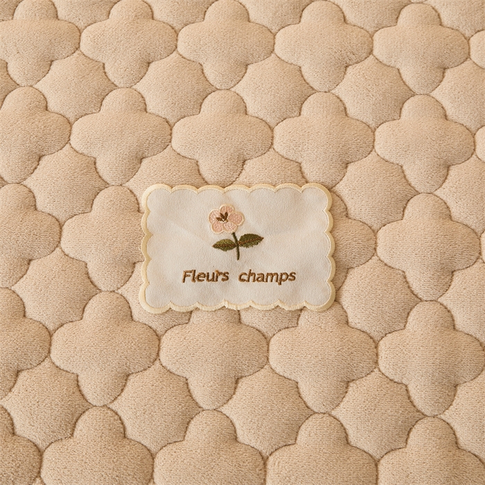 91家纺网 家纺一手货源 找家纺 喜居 2025新款素色贴布刺绣牛奶绒夹棉床笠 奶咖色