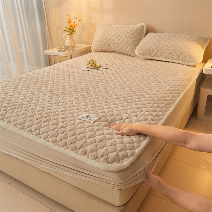 91家纺网 家纺一手货源 找家纺 喜居 2025新款素色贴布刺绣牛奶绒夹棉床笠 奶咖色