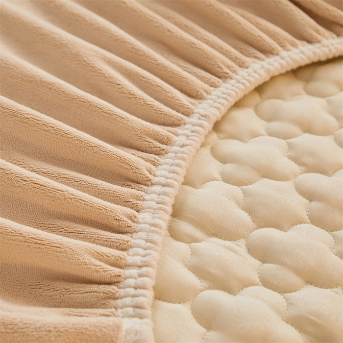 91家纺网 家纺一手货源 找家纺 喜居 2025新款素色贴布刺绣牛奶绒夹棉床笠 奶咖色