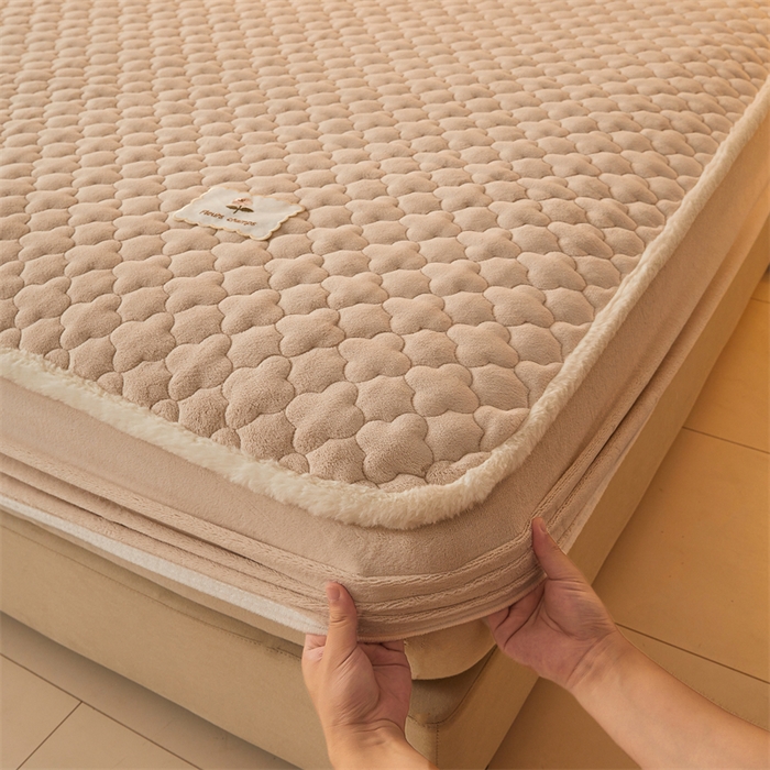 91家纺网 家纺一手货源 找家纺 喜居 2025新款素色贴布刺绣牛奶绒夹棉床笠 奶咖色