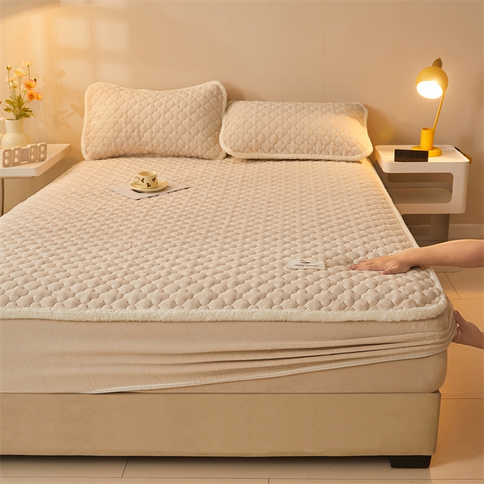 91家纺网 家纺一手货源 找家纺 喜居 2025新款素色贴布刺绣牛奶绒夹棉床笠 奶咖色