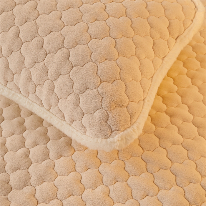 91家纺网 家纺一手货源 找家纺 喜居 2025新款素色贴布刺绣牛奶绒夹棉床笠 奶咖色