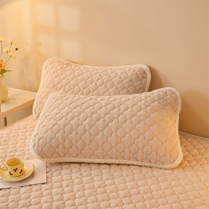 91家纺网 家纺一手货源 找家纺 喜居 2025新款素色贴布刺绣牛奶绒夹棉床笠 奶咖色