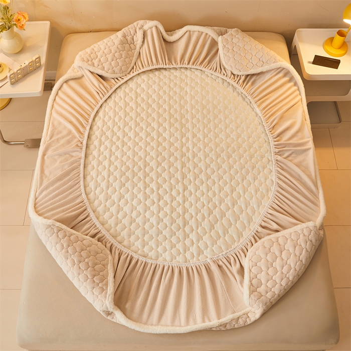 91家纺网 家纺一手货源 找家纺 喜居 2025新款素色贴布刺绣牛奶绒夹棉床笠 奶咖色