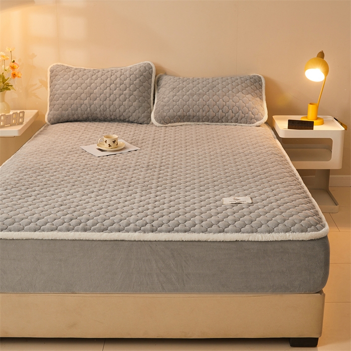 91家纺网 家纺一手货源 找家纺 喜居 2025新款素色贴布刺绣牛奶绒夹棉床笠 轻奢灰