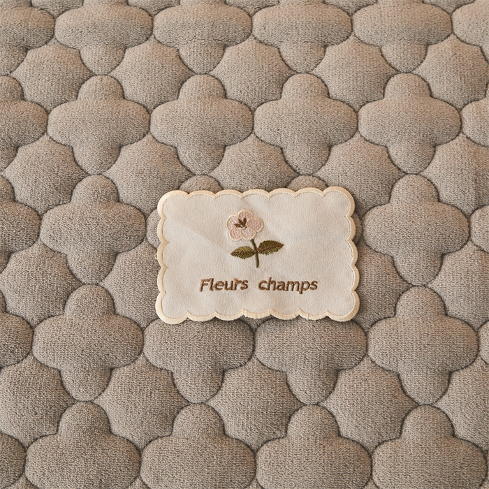 91家纺网 家纺一手货源 找家纺 喜居 2025新款素色贴布刺绣牛奶绒夹棉床笠 轻奢灰