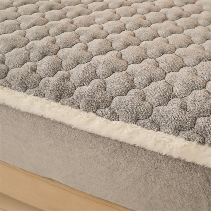 91家纺网 家纺一手货源 找家纺 喜居 2025新款素色贴布刺绣牛奶绒夹棉床笠 轻奢灰