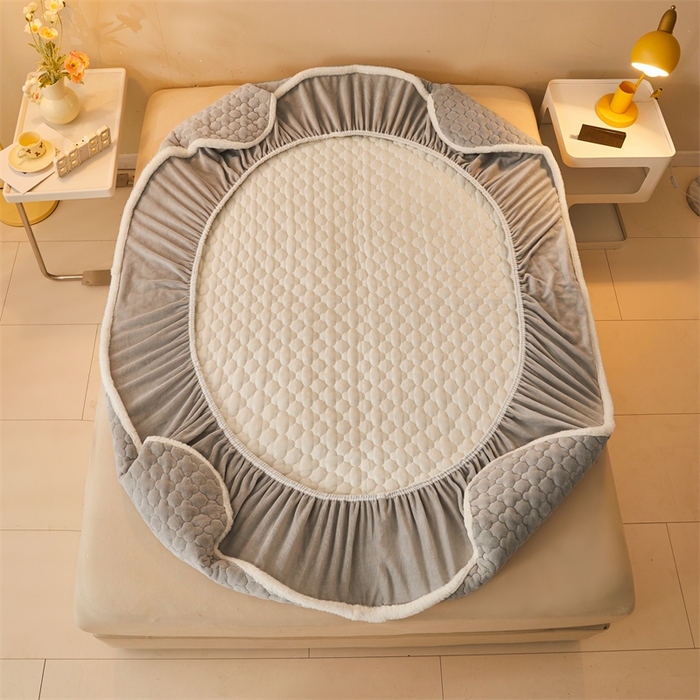 91家纺网 家纺一手货源 找家纺 喜居 2025新款素色贴布刺绣牛奶绒夹棉床笠 轻奢灰