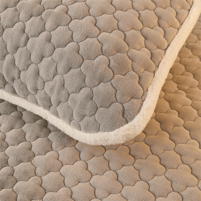 91家纺网 家纺一手货源 找家纺 喜居 2025新款素色贴布刺绣牛奶绒夹棉床笠 轻奢灰