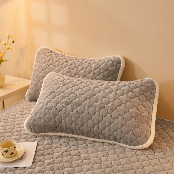 91家纺网 家纺一手货源 找家纺 喜居 2025新款素色贴布刺绣牛奶绒夹棉床笠 轻奢灰