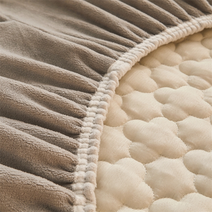 91家纺网 家纺一手货源 找家纺 喜居 2025新款素色贴布刺绣牛奶绒夹棉床笠 轻奢灰