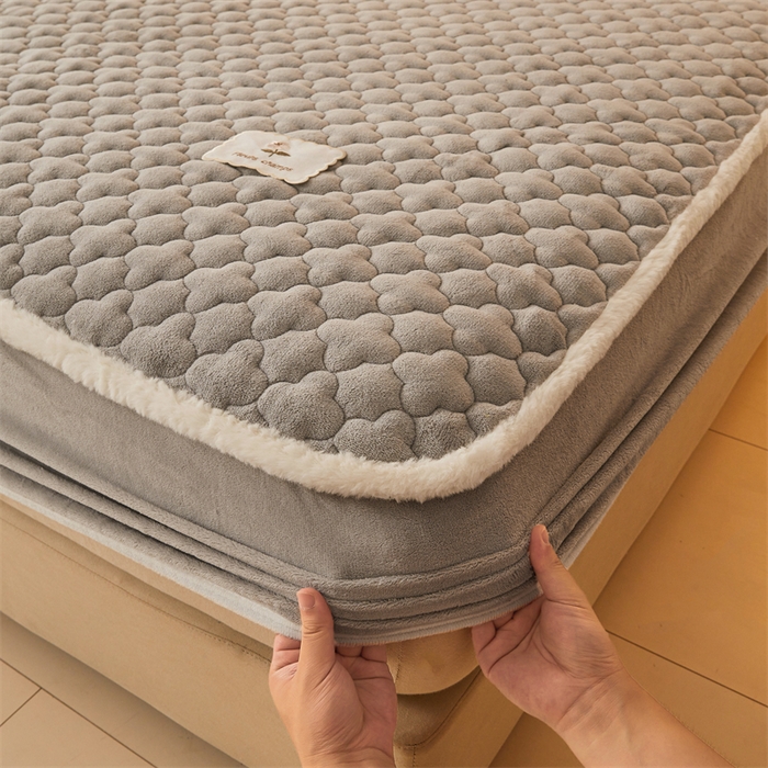 91家纺网 家纺一手货源 找家纺 喜居 2025新款素色贴布刺绣牛奶绒夹棉床笠 轻奢灰